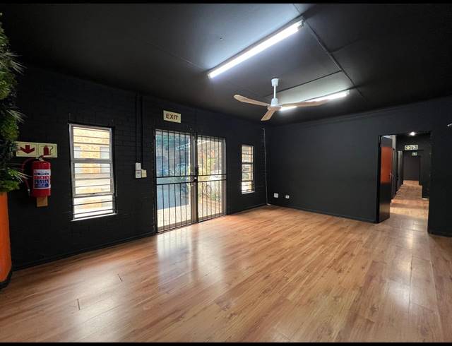 599M² WAREHOUSE TO LET IN LASER PARK